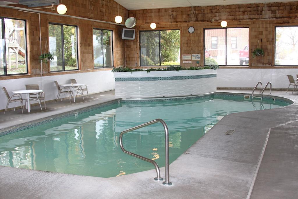 Budget Host Inn & Suites Saint-Ignace Extérieur photo