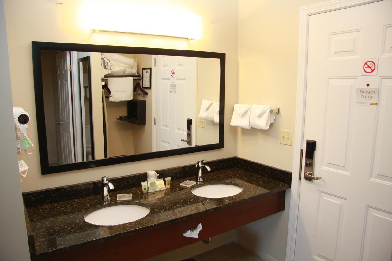 Budget Host Inn & Suites Saint-Ignace Extérieur photo