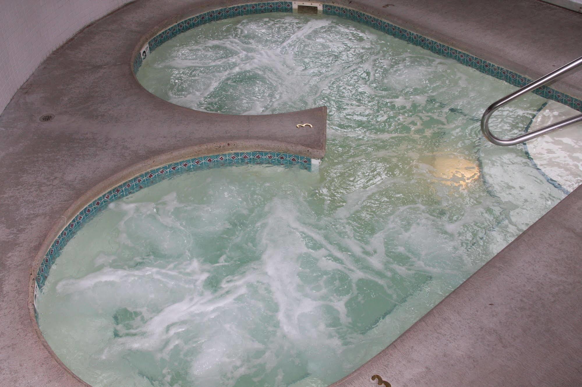 Budget Host Inn & Suites Saint-Ignace Extérieur photo