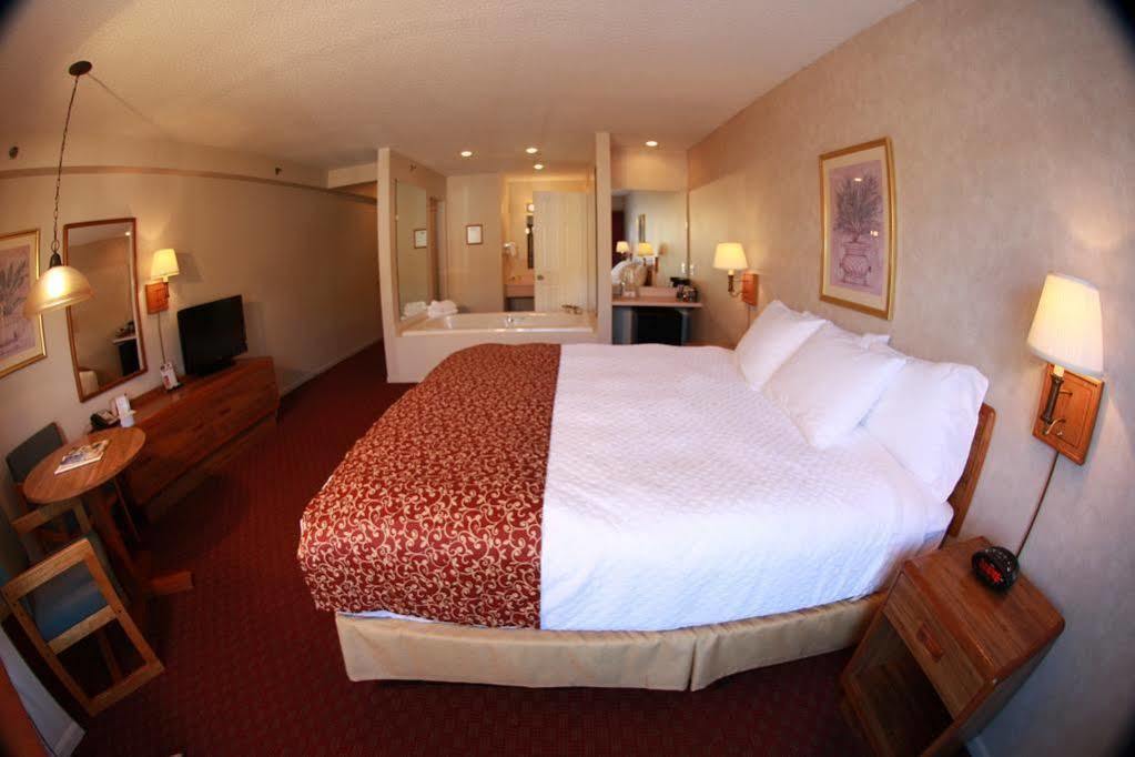 Budget Host Inn & Suites Saint-Ignace Extérieur photo