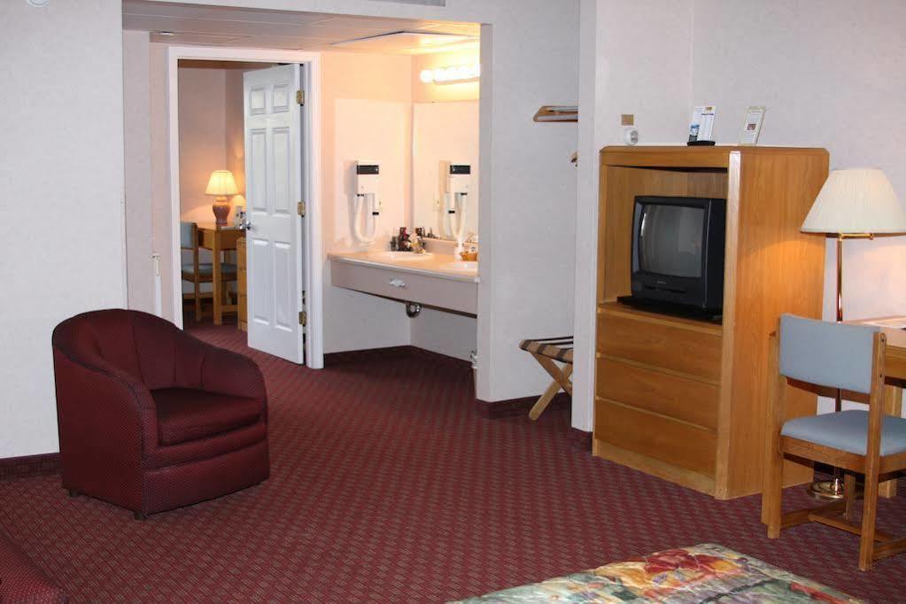 Budget Host Inn & Suites Saint-Ignace Extérieur photo